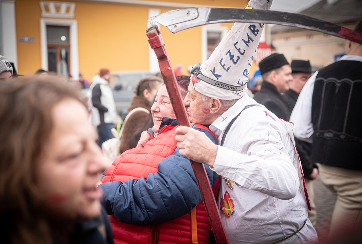 Jókedvvel, mulatással dugták el a Marost 